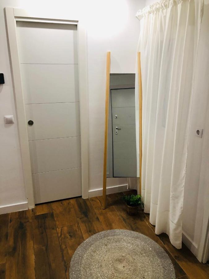 Petit Apartment Los Remedios Севилья Экстерьер фото